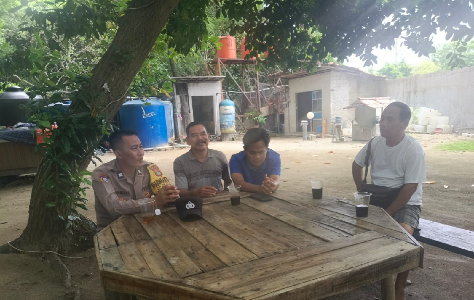 Bhabinkamtibmas Pulau Kelapa Sambang Warga, Ajak Jaga Kamtibmas dan Waspada Cuaca Buruk Saat Melaut