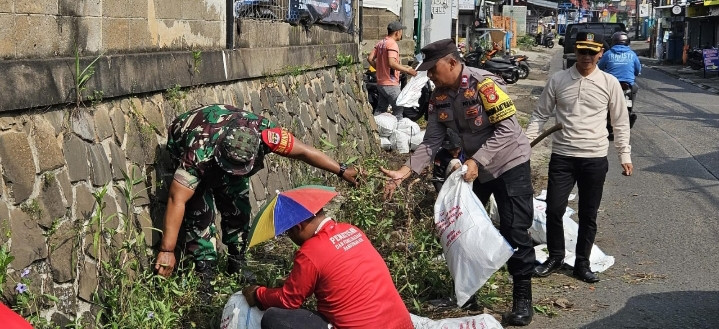 Bhabinkamtibmas dan Tiga Pilar Gelar Kerja Bakti Bersihkan Selokan di Jatiraden