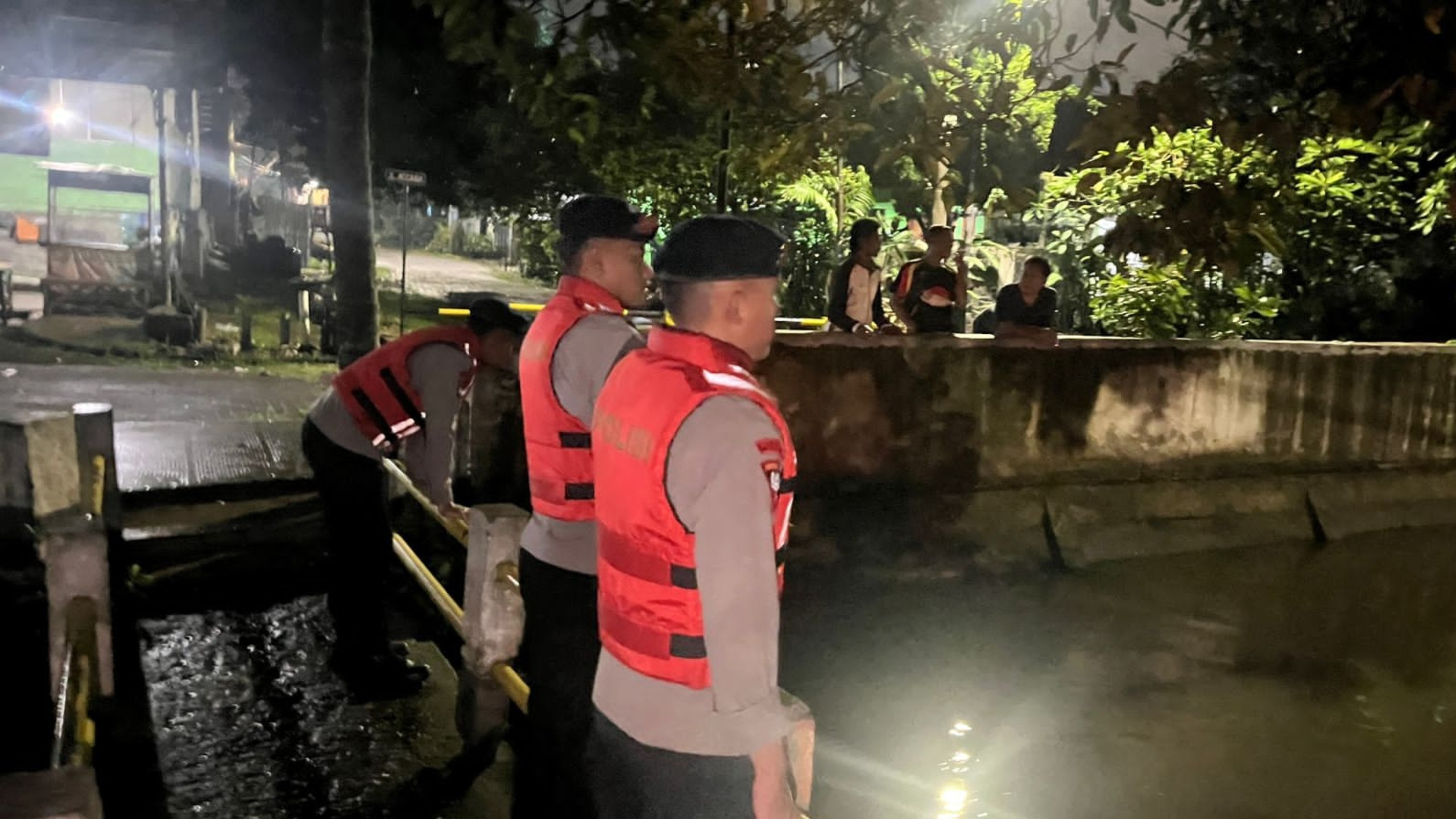 Brimob Polda Metro Jaya Laksanakan Patroli SAR di Wilayah Tangsel, Bantu Warga Terdampak Genangan Air