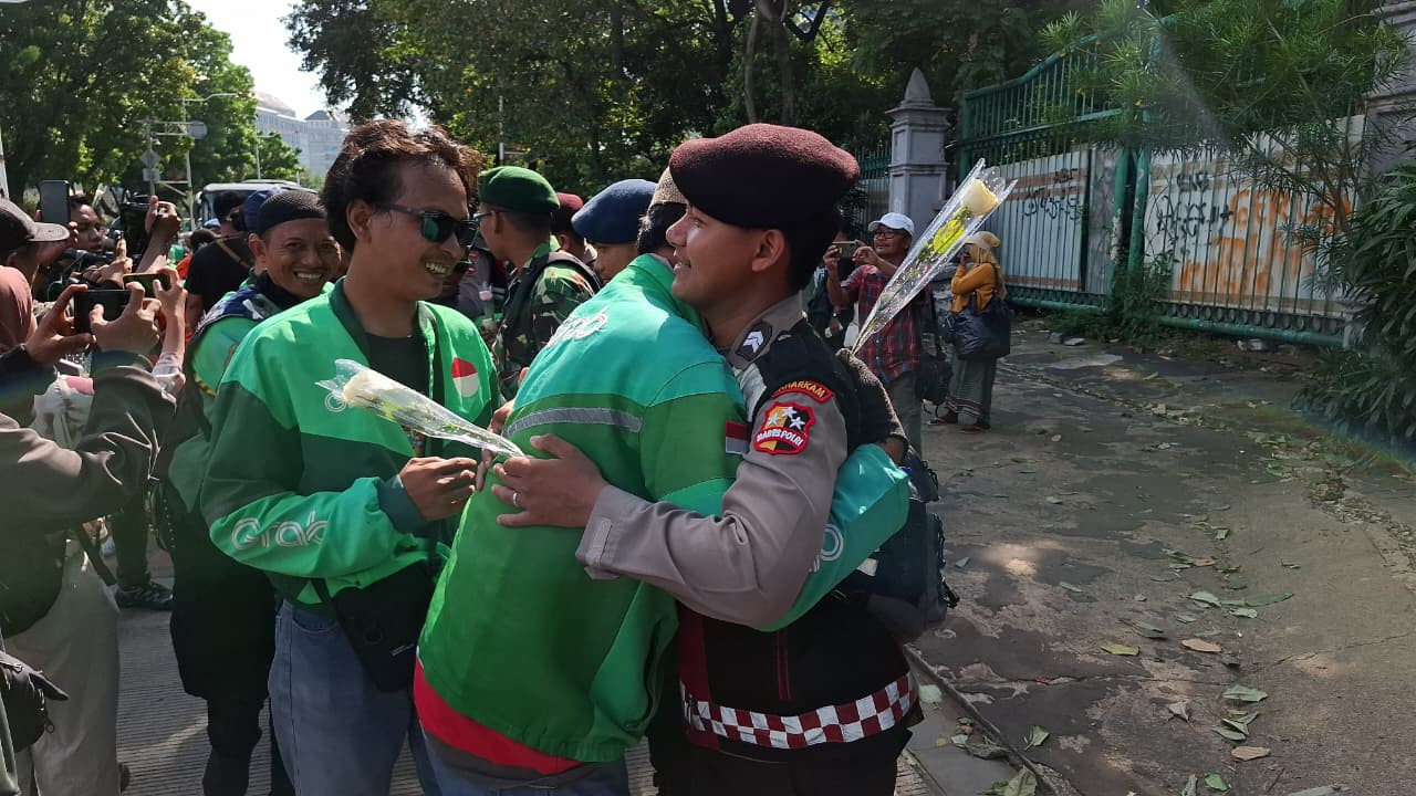 Bagikan Ribuan Mawar Untuk Anggota Polri dan TNI di Monas,  Komunitas Ojol Tidak Mau Terprovokasi