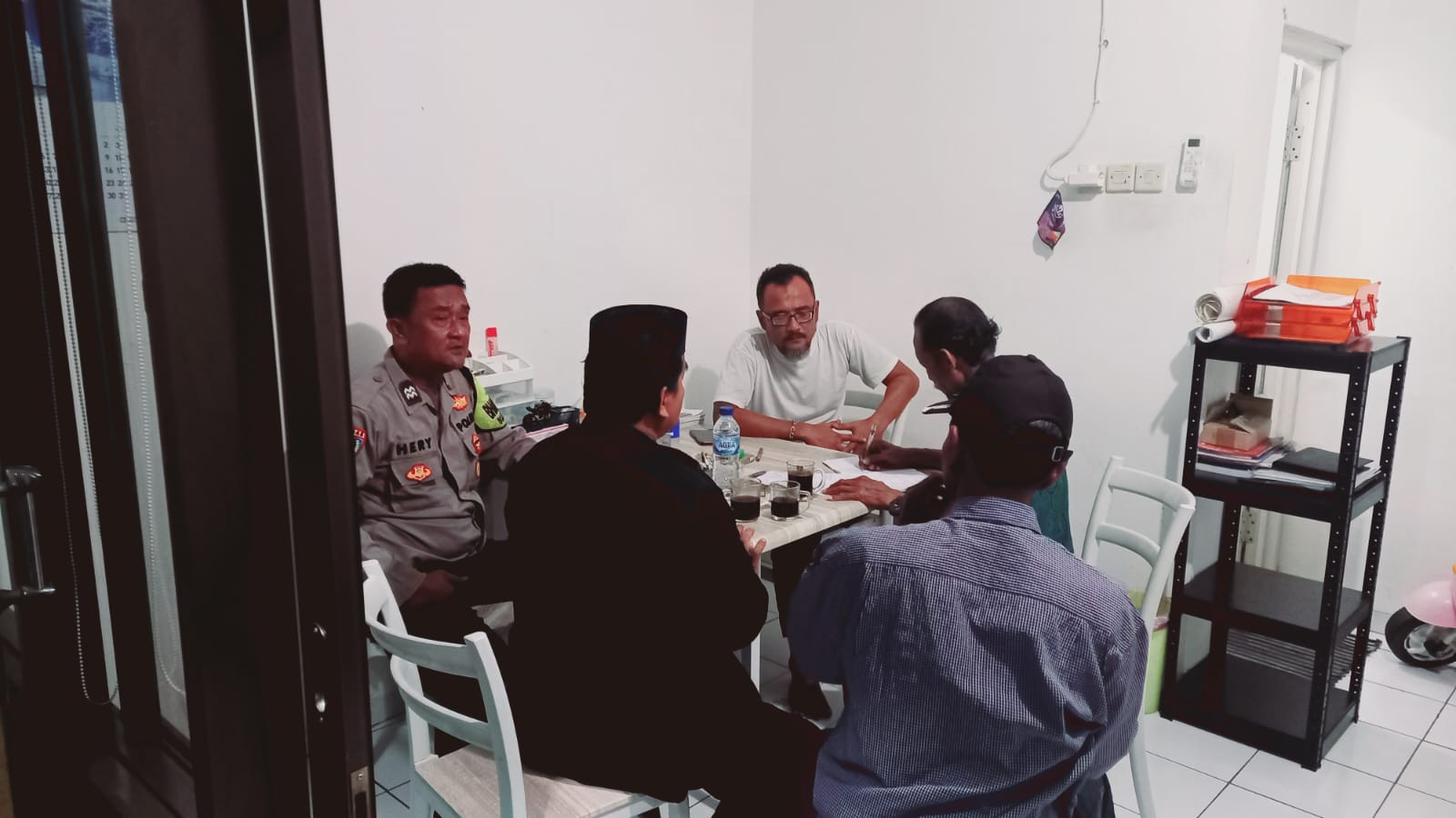 Jamin Keamanan Malam Hari, Bhabinkamtibmas Rawalumbu Sambangi Tokoh Masyarakat Kp. Rawaroko