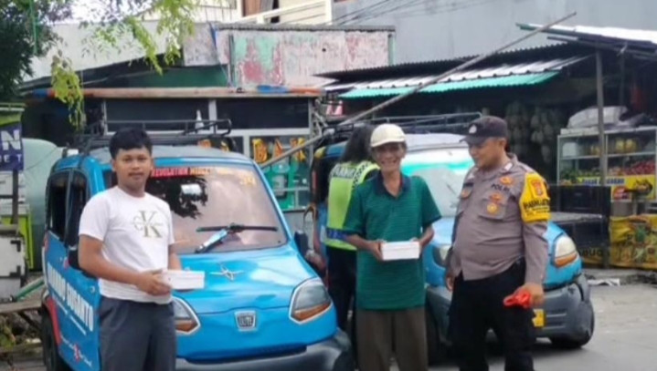 Ayo Berbagi, Bhabinkamtibmas Kel.Pademangan Barat Bagikan Nasi Kepada Pengemudi Kendaraan Kancil