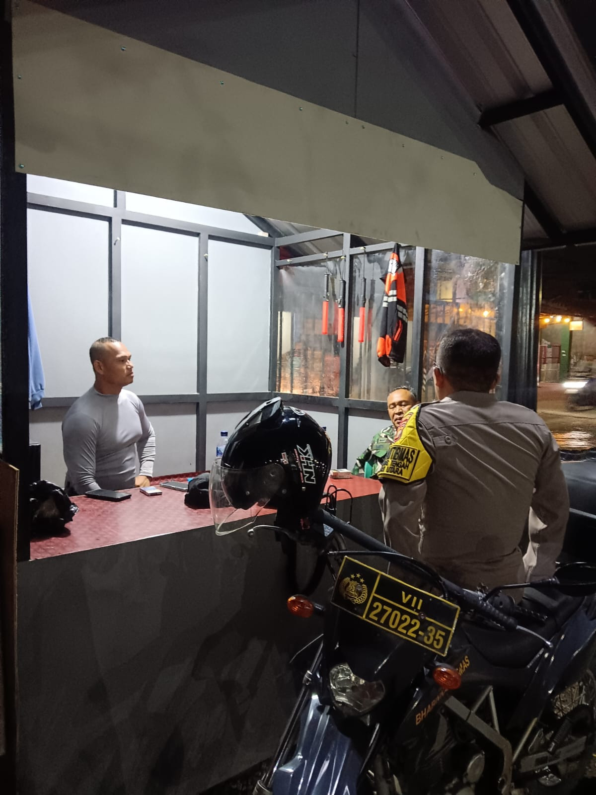 Perkuat Siskamling, Bhabinkamtibmas Polsek Bekasi Utara Dialog dengan Ketua RT di Tengah Malam