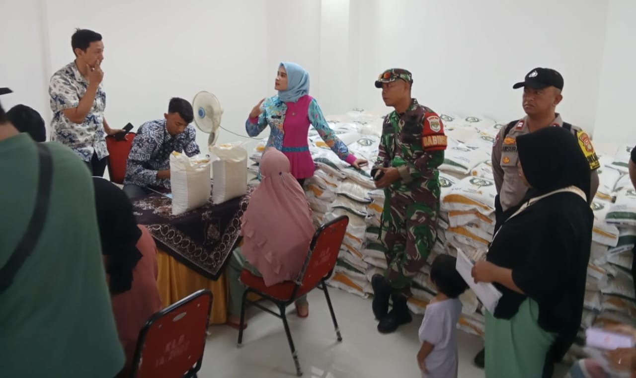 Bhabinkamtibmas Kalibaru Pantau Penyaluran 2.740 Karung Bansos Beras, Warga Sambut Positif
