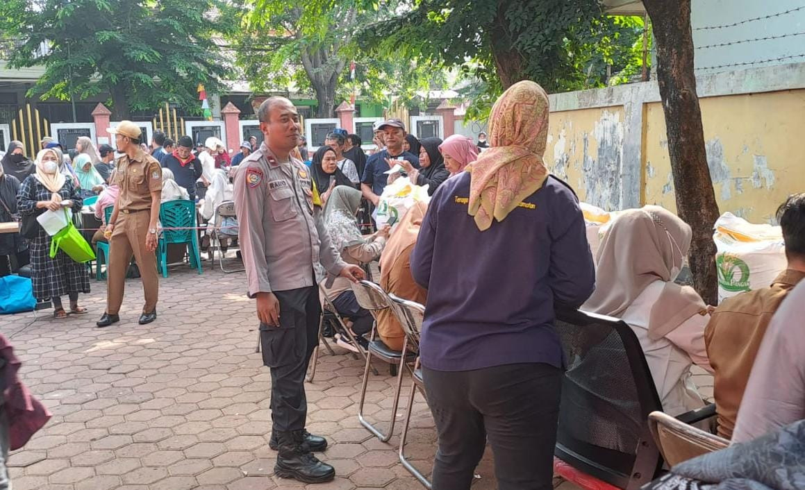 Peduli Warga, Bhabinkamtibmas Jatimekar Salurkan Ribuan Kantong Beras Bansos di Rawabogo