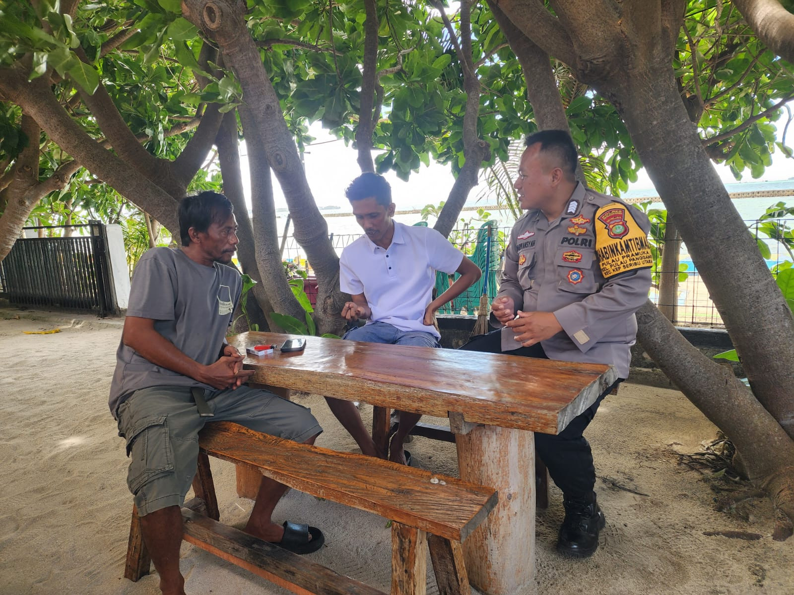 Sambang Warga Pulau Pramuka, Bhabinkamtibmas Ajak Jaga Jakarta dan Kamtibmas