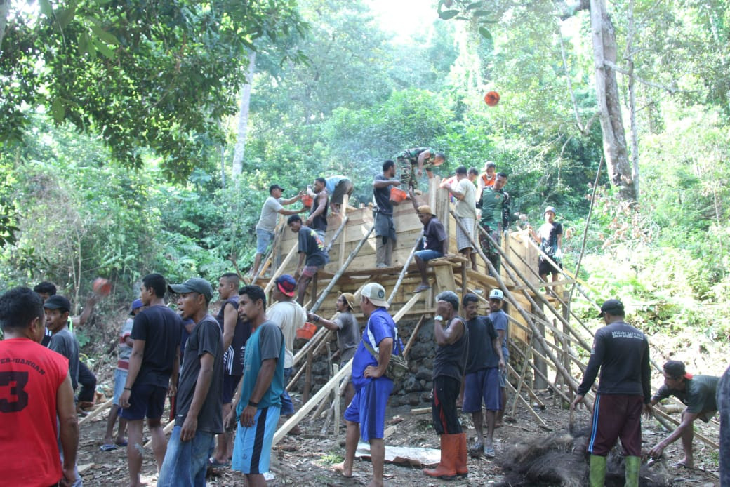 Semangat Warga Desa Malbufa Dalam Pengecoran Bak Air Program TMMD Ke-123 Kodim 1510/Sula