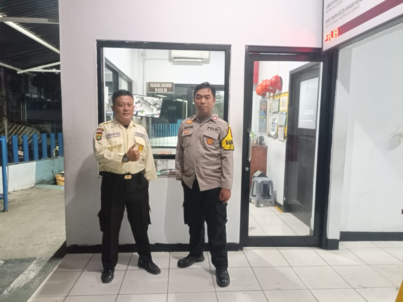 Berikan Rasa Aman, Bhabinkamtibmas Kotabaru Polsek Bekasi Barat Laksanakan Patroli Satkamling