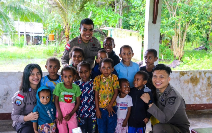 Satgas Ops Damai Cartenz Berbagi Bingkisan Makanan Ke Warga Kampung Ansudu, Sarmi, Papua