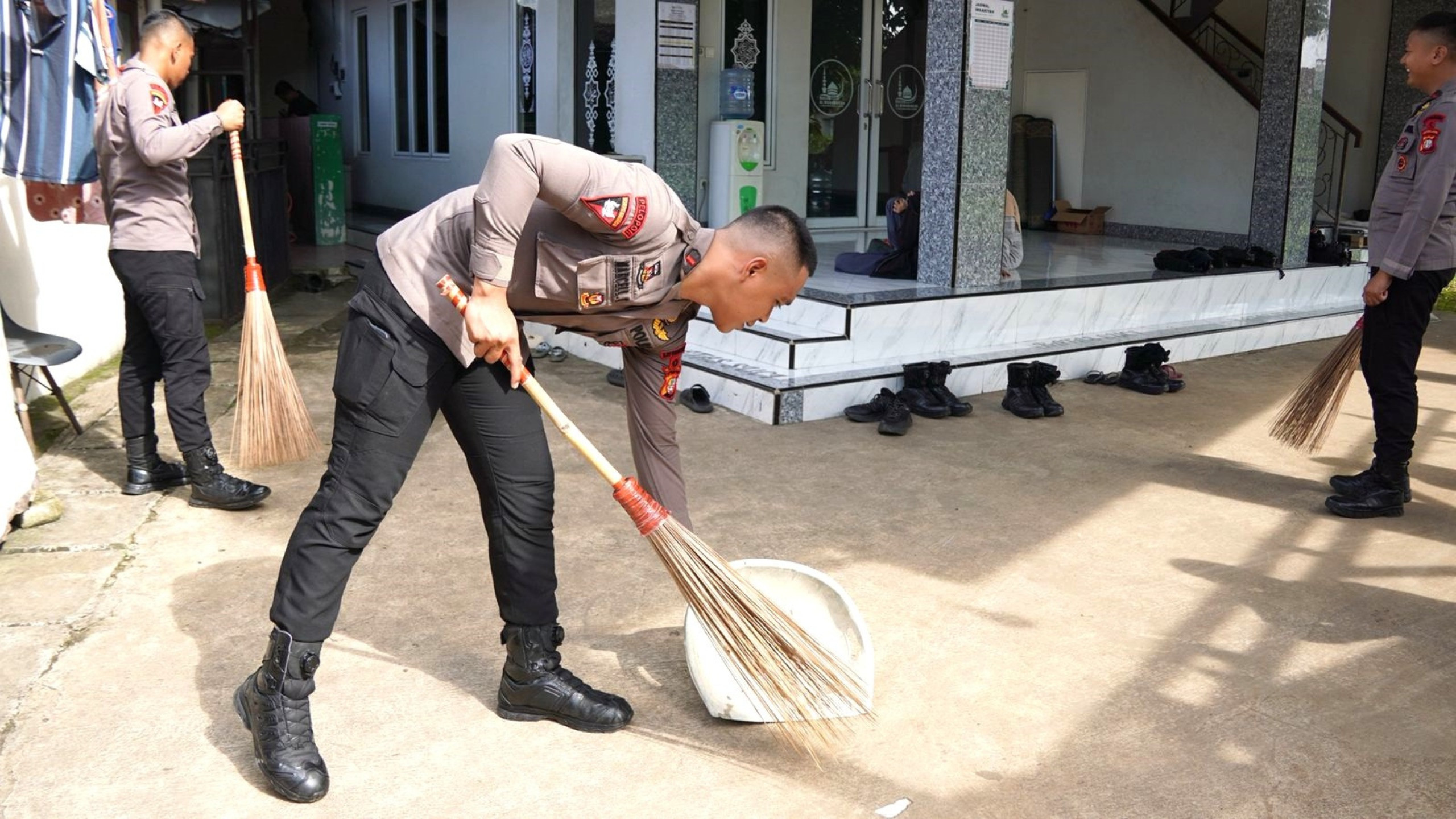 Jaga Kebersihan Rumah Ibadah, Brimob PMJ Korvey Lingkungan Masjid Al Mubarokah