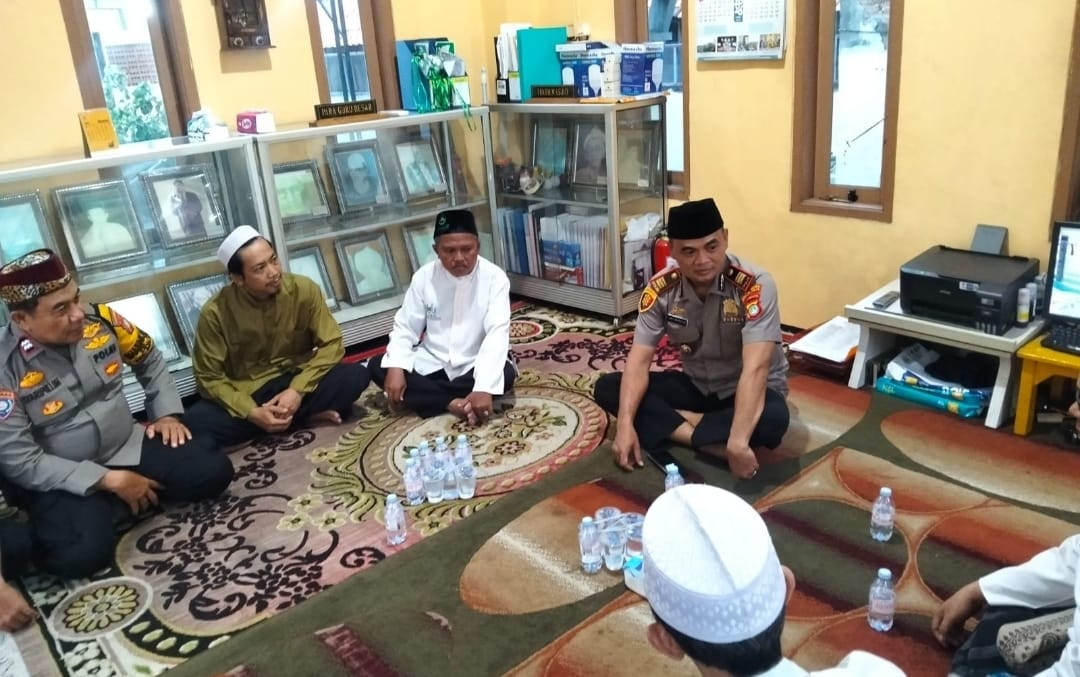 Polisi Bersama Masyarakat, Kapolsek Bekasi Barat Sambangi DKM An Nur Kranji, Ajak Tokoh Agama Cegah Tawuran dan Narkoba