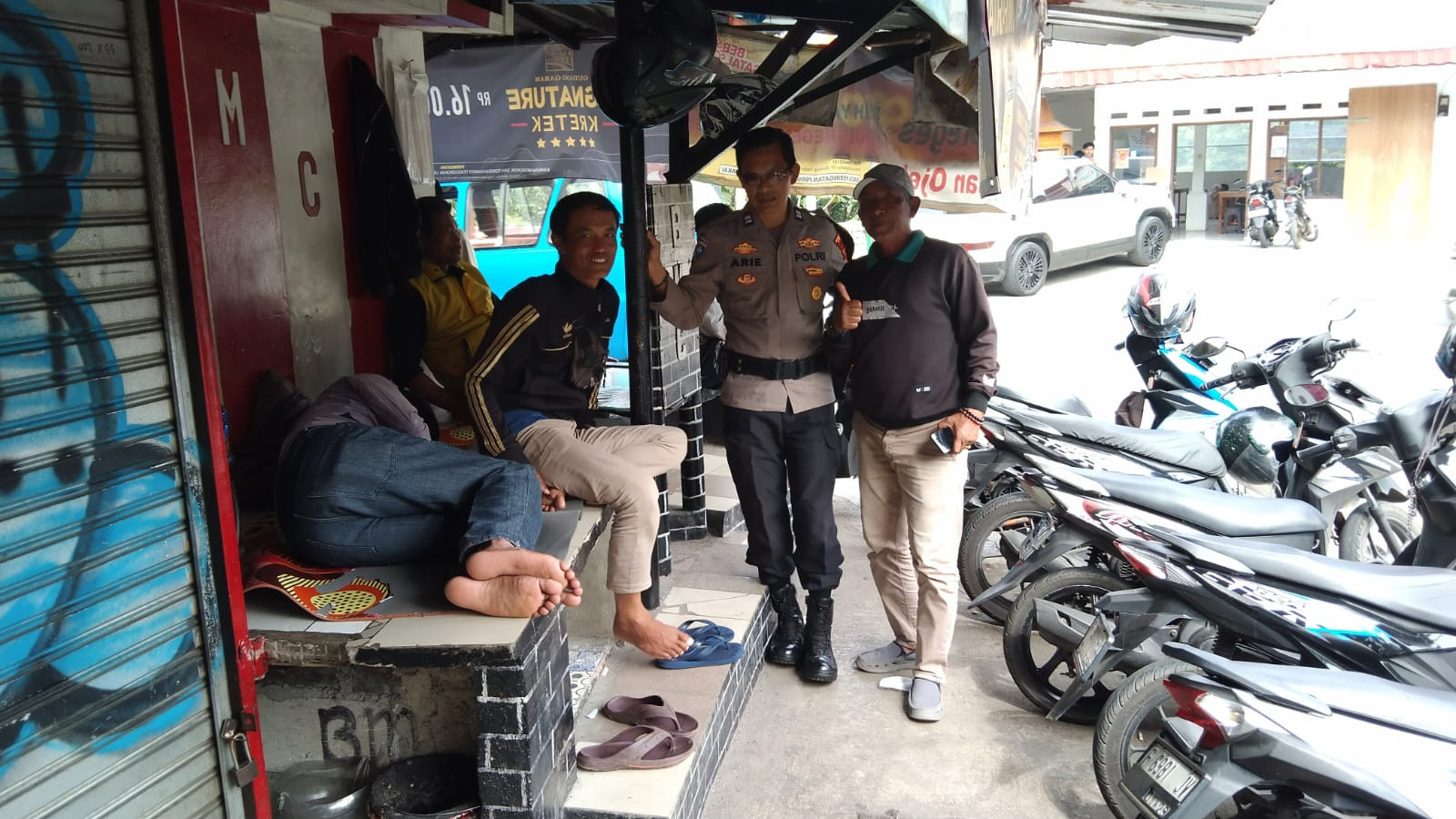 Bhabinkamtibmas Polsek Ciawi Polres Bogor Sambang Pangkalan Ojek, Himbau Antisipasi Pak Ogah, Joki, dan Premanisme