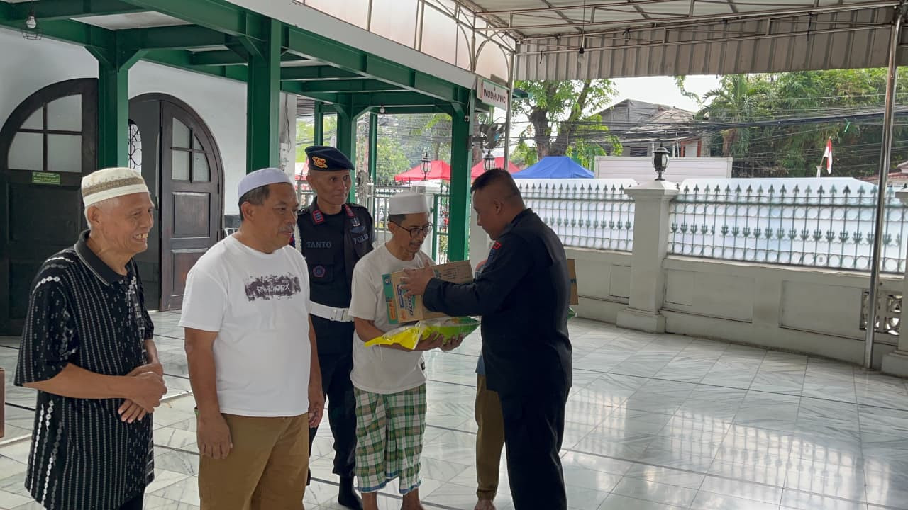 Satbrimob Polda Metro Jaya Tebar Kepedulian Lewat “Jumat Peduli” di Masjid Jami’ Al-Makmur Cikini