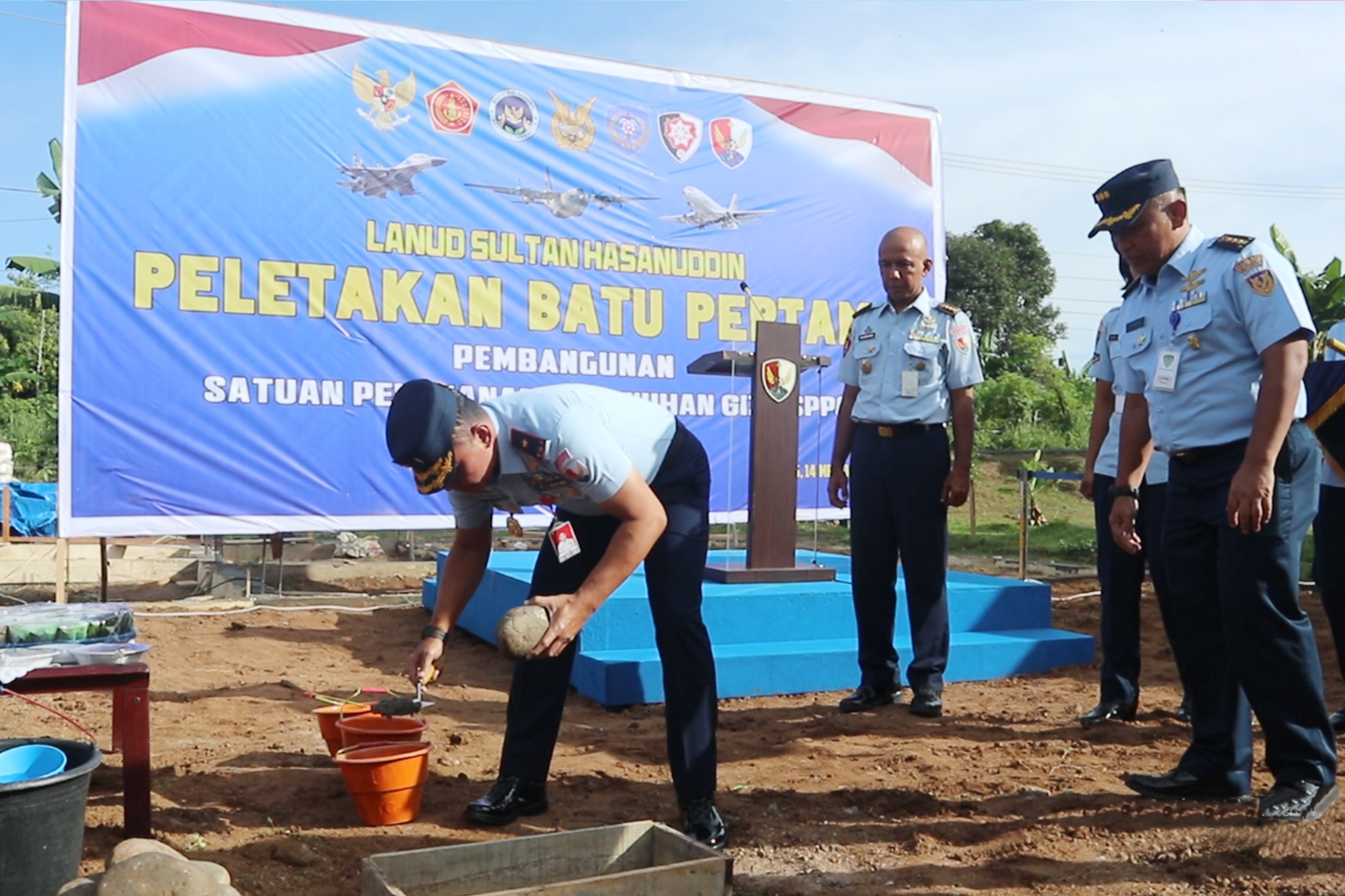 Danlanud Sultan Hasanuddin Melakukan Peletakan Batu Pertama Pembangunan Satuan Pelayanan Pemenuhan Gizi