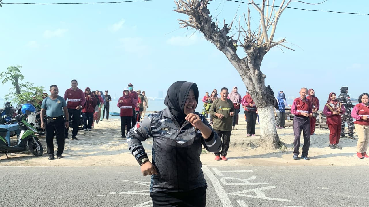 Antusias Warga Masyarakat Sekitar Lanal Batuporon Dalam Rangka Mengikuti Bakti Teritorial Prima Guna Menyambut HUT Ke-80 TNI Tahun 2025