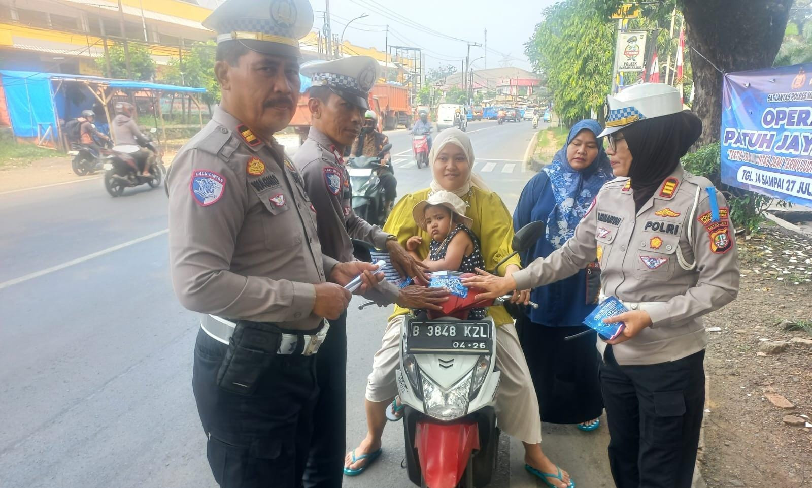 Polisi dan Dishub Bekasi Kota Ajak Pengendara Tertib Berlalu Lintas di Jalan Raya Narogong