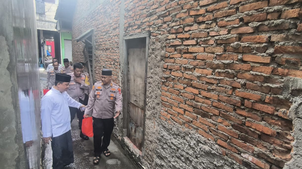 Kapolsek Bekasi Barat Kunjungi Anggota Linmas Jakasampurna yang Istrinya Sakit Menahun, Wujud Kepedulian dan Empati kepada Warga