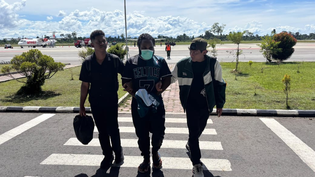 Satgas Ops Damai Cartenz Laksanakan Tahap II (Penyerahan Tersangka & Barang Bukti) Yatien Enumbi di Kejaksaan Nabire