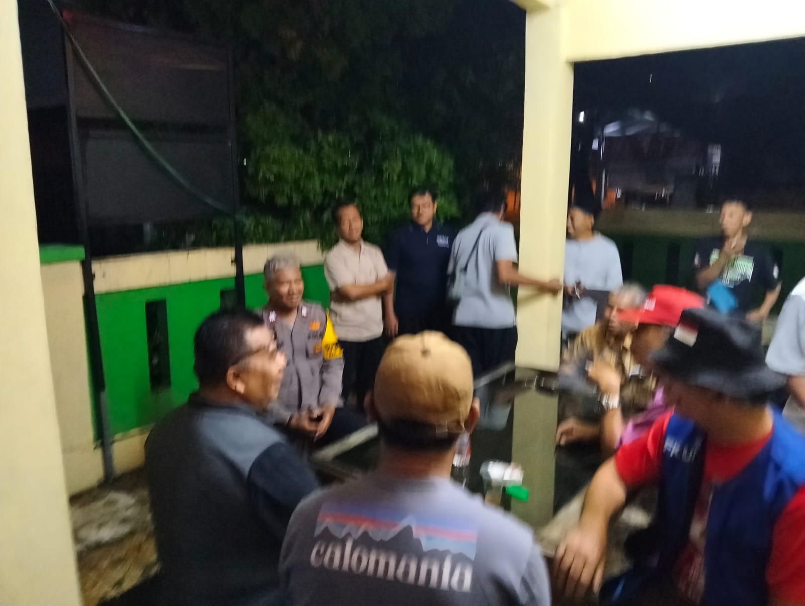 Perkuat Keamanan Lingkungan, Polsek Rawalumbu Sambangi Pos Kamling Bersama Perwira Polda Metro Jaya