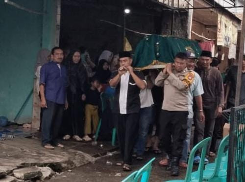 Hadir di Saat Duka, Polsek Rawalumbu Sampaikan Belasungkawa kepada Keluarga Tokoh Bojong Menteng