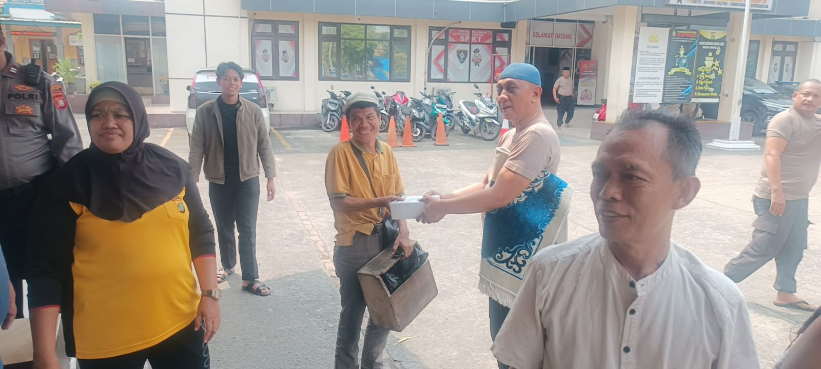 Polsek Koja Gelar Kegiatan Jumat Berkah, Bagikan Puluhan Nasi Kotak ke Warga dan Ojek Online