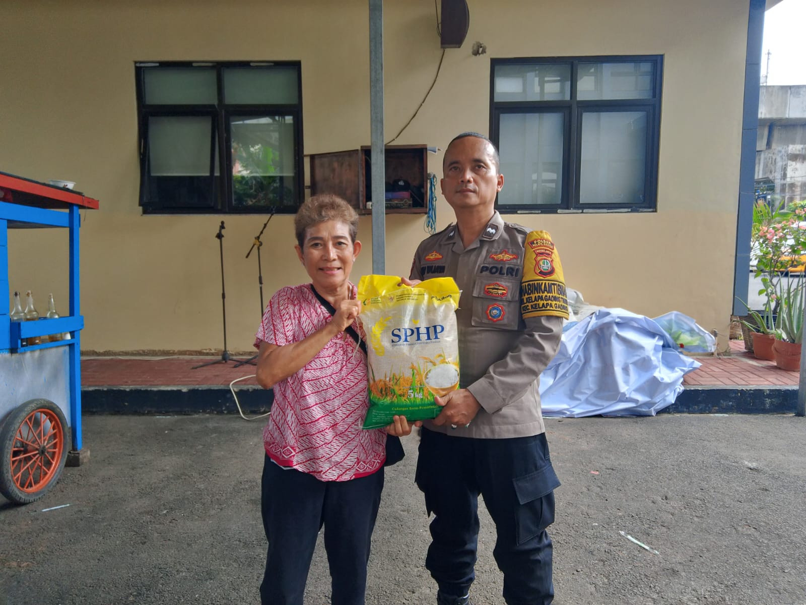 Polsek Kelapa Gading Gelar Gerakan Pangan Murah, Salurkan Beras SPHP ke Warga