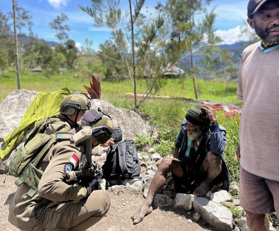 Lewat Patroli Jalan Kaki, Satgas Damai Cartenz Bangun Kedekatan dengan Warga Sinak