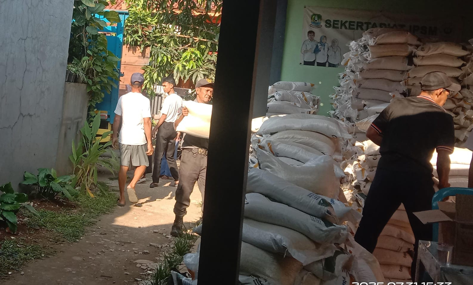 Polsek Pondok Gede Kawal Penurunan 1.788 Karung Beras Bantuan di Jatimurni
