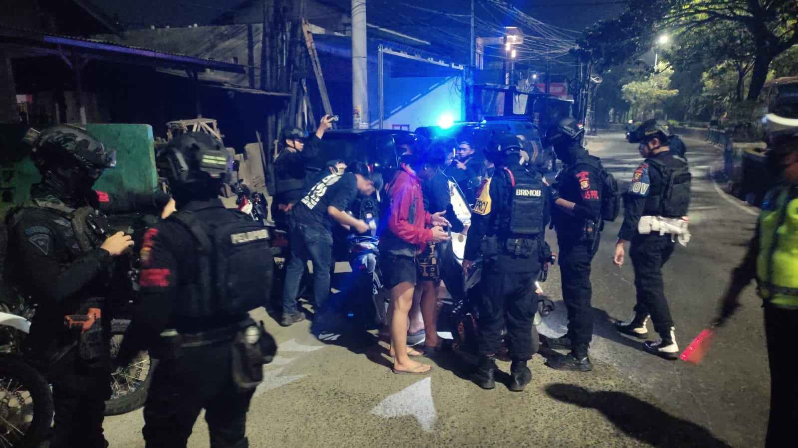 Jaga Jakarta On The Spot, Polsek Bekasi Barat Bersama Sat Brimob Polda Metro Jaya Gelar KRYD dan Razia Stasioner Berikan Rasa Aman kepada Masyarakat