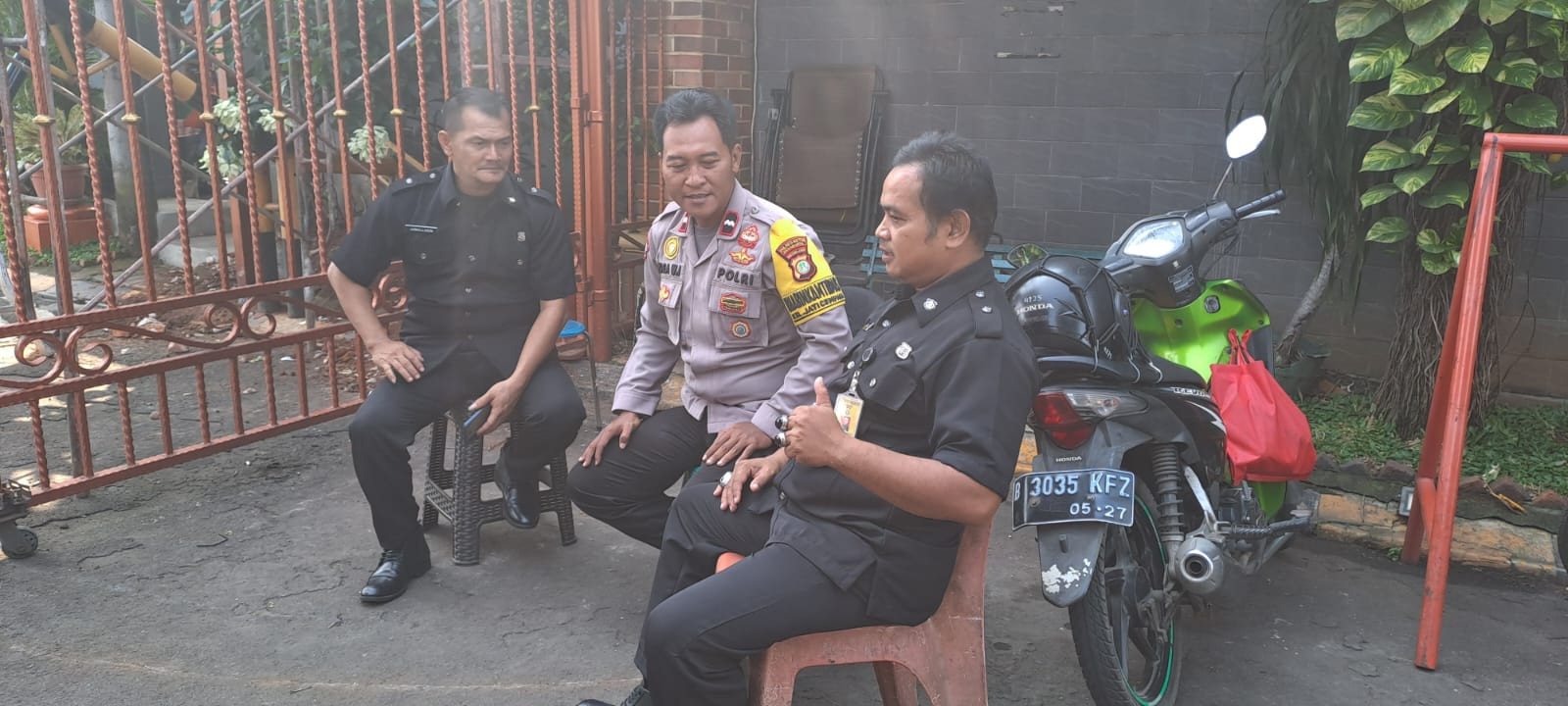 Dukung Lingkungan Tetap Aman, Bhabinkamtibmas Jatiwaringin Sambangi Warga dan Ajak Aktifkan Siskamling