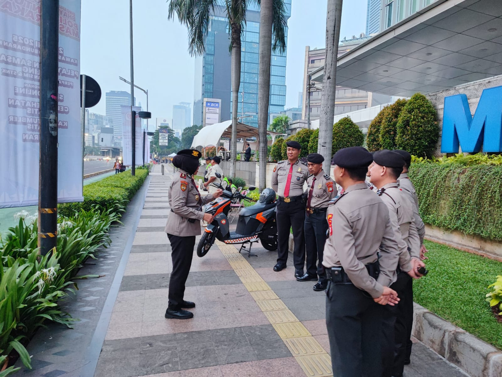 Personel Ditpamobvit Amankan CFD dan Baksos HUT Bhayangkara ke-79 di Bundaran HI