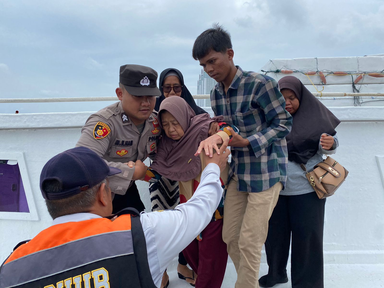 Aksi Heroik Polisi Evakuasi Lansia Sakit Turun Dari Kapal Dermaga Kali Adem