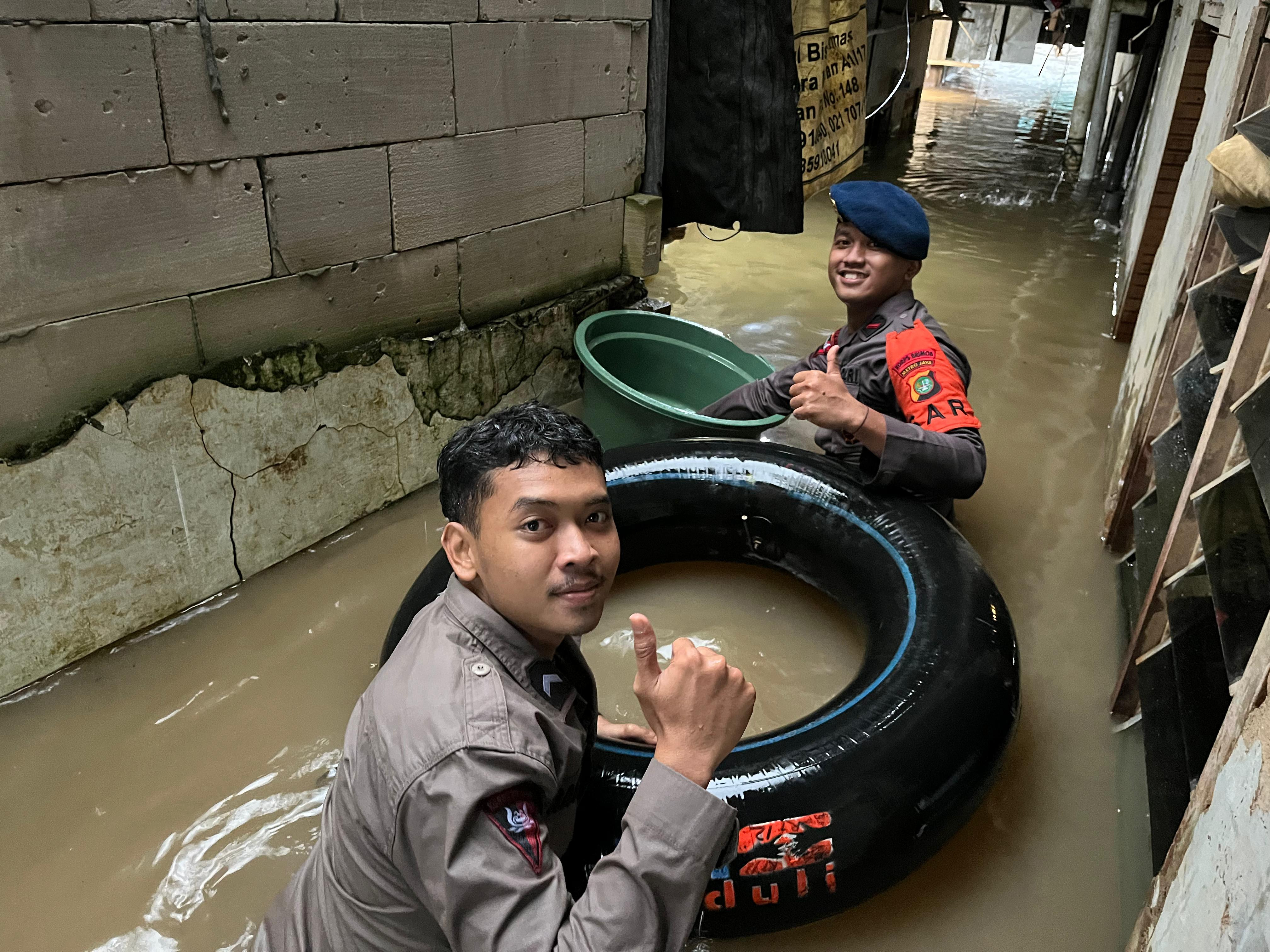 Brimob Metro Jaya Terjunkan Tim SAR Evakuasi Warga Terdampak Banjir di Kebon Pala, Jakarta Timur