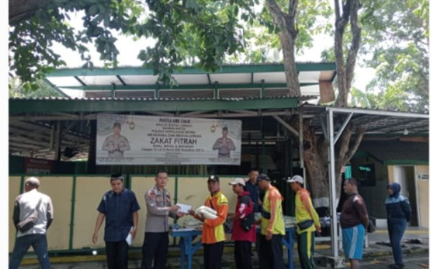 Polres Kepulauan Seribu Salurkan Zakat Fitrah kepada Warga yang Membutuhkan di Bulan Ramadhan