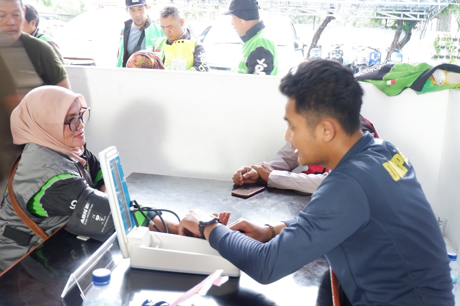 Polsek Pademangan Gelar “Jumat Peduli”, Bagikan 100 Paket Sembako untuk Komunitas Ojek Online