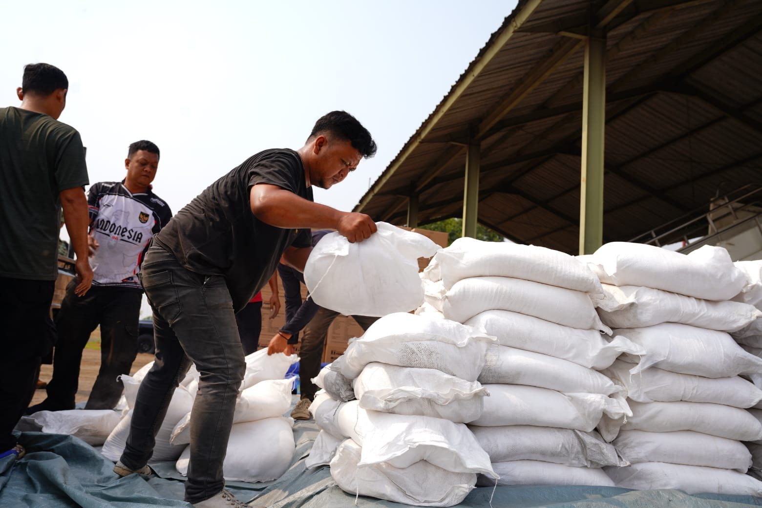 Dukung OMC Karhutla, TNI Terbangkan Total 9,5 Ton Bahan Semai dari Posko Halim