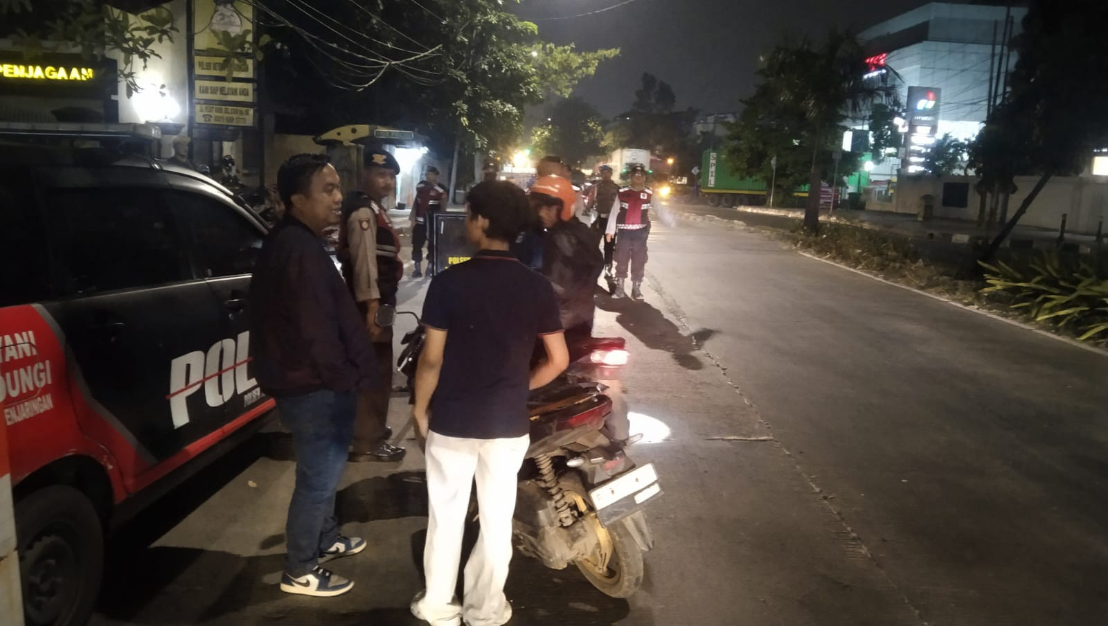 Jaga Jakarta, Jaga Lingkungan : Polsek Metro Penjaringan Amankan Terduga Pelaku Pencurian Kabel dan Tertibkan Kendaraan Tanpa Surat saat KRYD