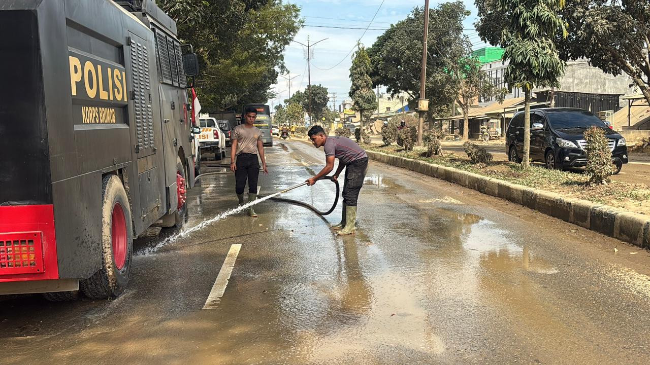 Minimalisir Debu Pasca Banjir, Polri Lakukan Pembersihan dan Penyiraman Jalan Protokol Aceh Tamiang