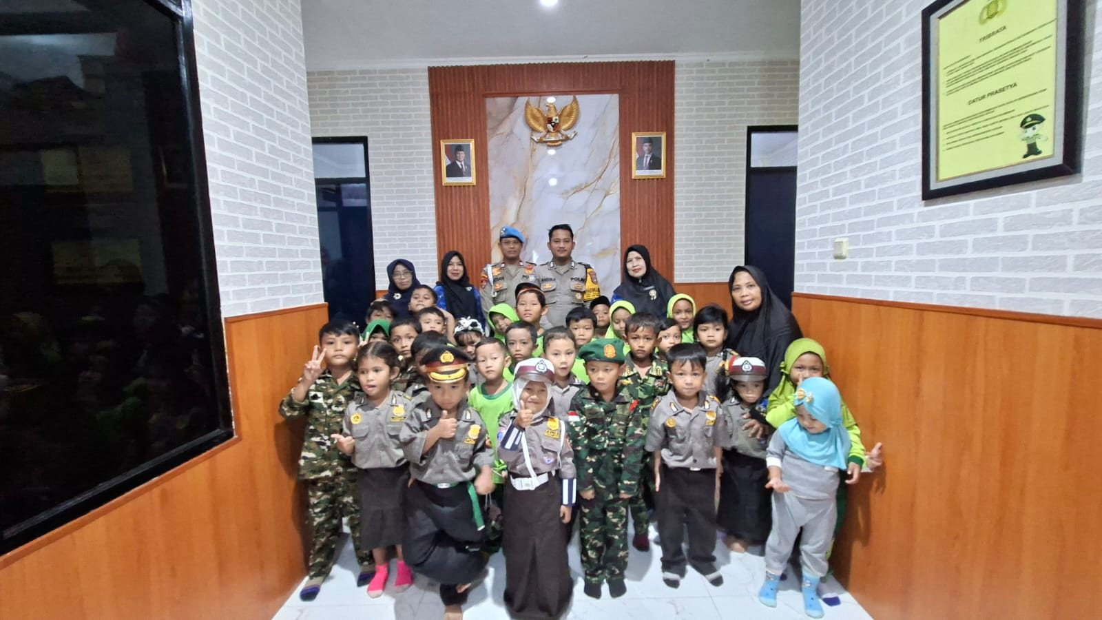Polsek Kepulauan Seribu Selatan Kenalkan Profesi Polisi kepada Anak TK Ar-Rahman Pulau Tidung