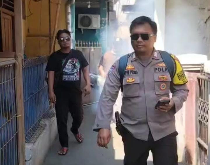 Bhabinkamtibmas dan Puskesmas Harapan Mulya Gelar Fogging Cegah DBD di Medan Satria