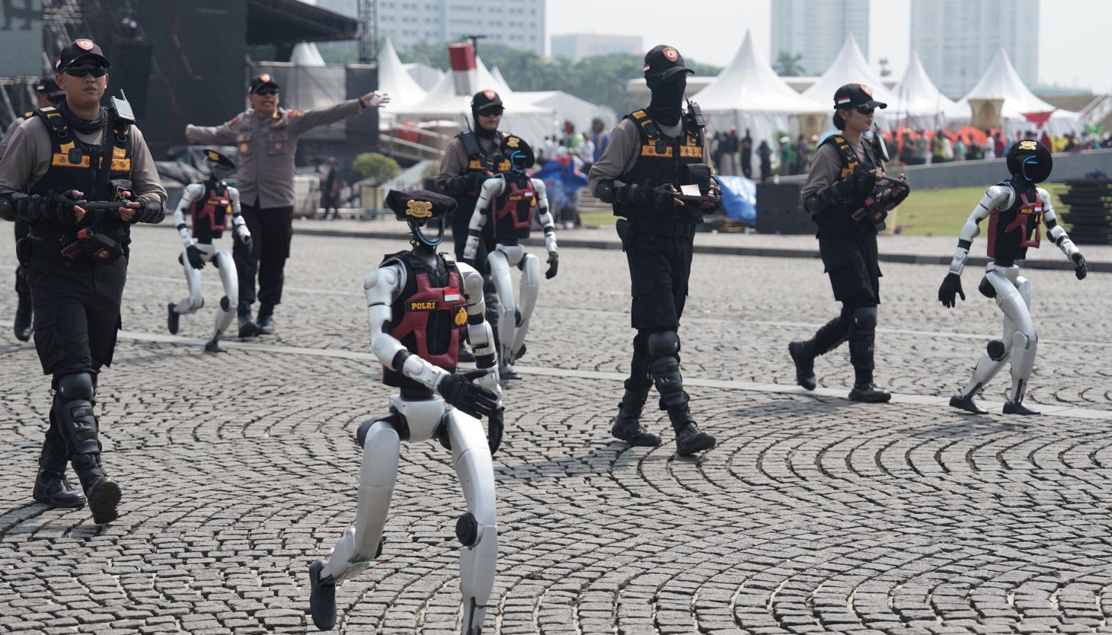 Robot Humanoid hingga Robot Dog Beratribut Polisi Ramaikan Monas dalam Persiapan Hari Bhayangkara ke-79