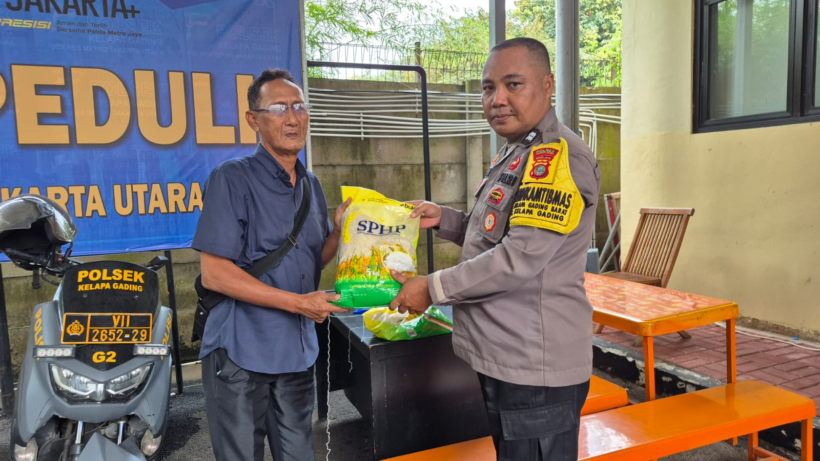 Polsek Kelapa Gading dan Bulog Gelar Gerakan Pangan Murah, Sediakan Beras SPHP untuk Warga