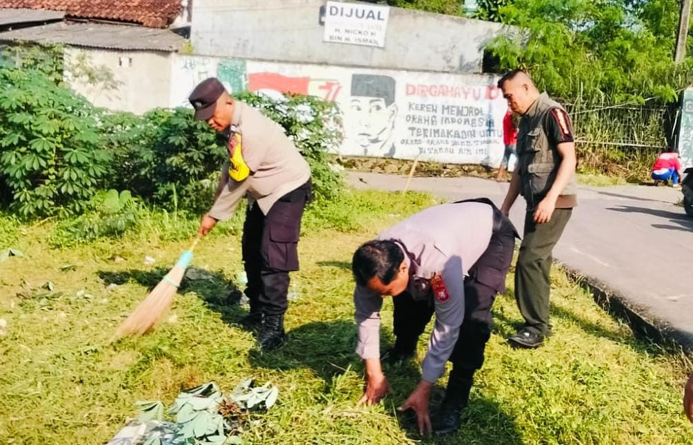 Bhabinkamtibmas Bojong Menteng Aktif Dukung Karya Bhakti TNI di Kampung Poncol