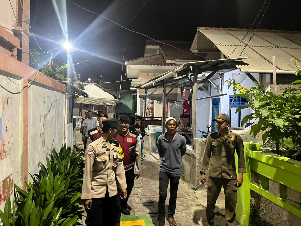 Sinergitas TNI-Polri Bersama Satpol PP dan Potmas Gelar Patroli Malam, Sosialisasi Layanan 110 Antisipasi Tawuran serta 3C di Kepulauan Seribu Utara