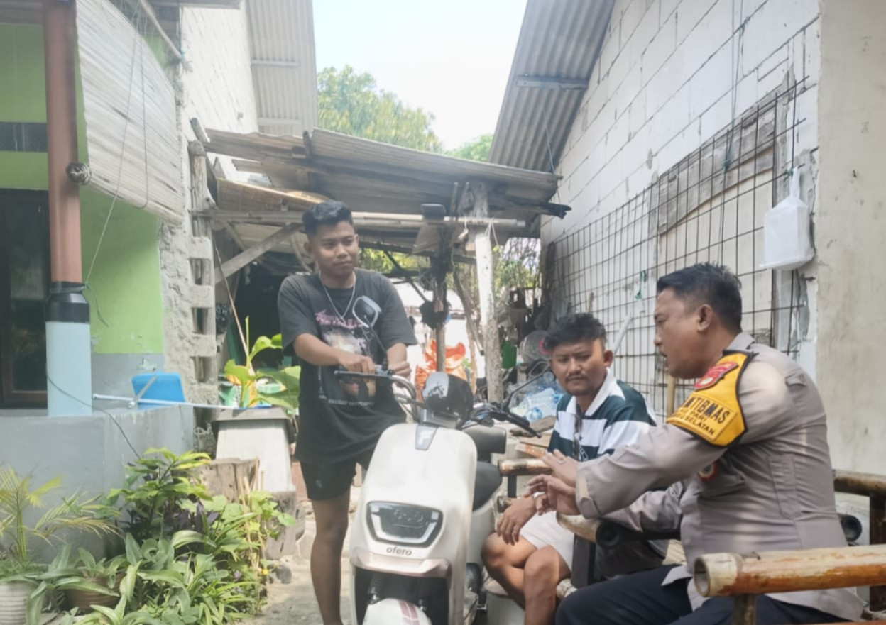 Bhabinkamtibmas Pulau Pari Ajak Warga Bersinergi Jaga Keamanan dan Waspadai Judi Online