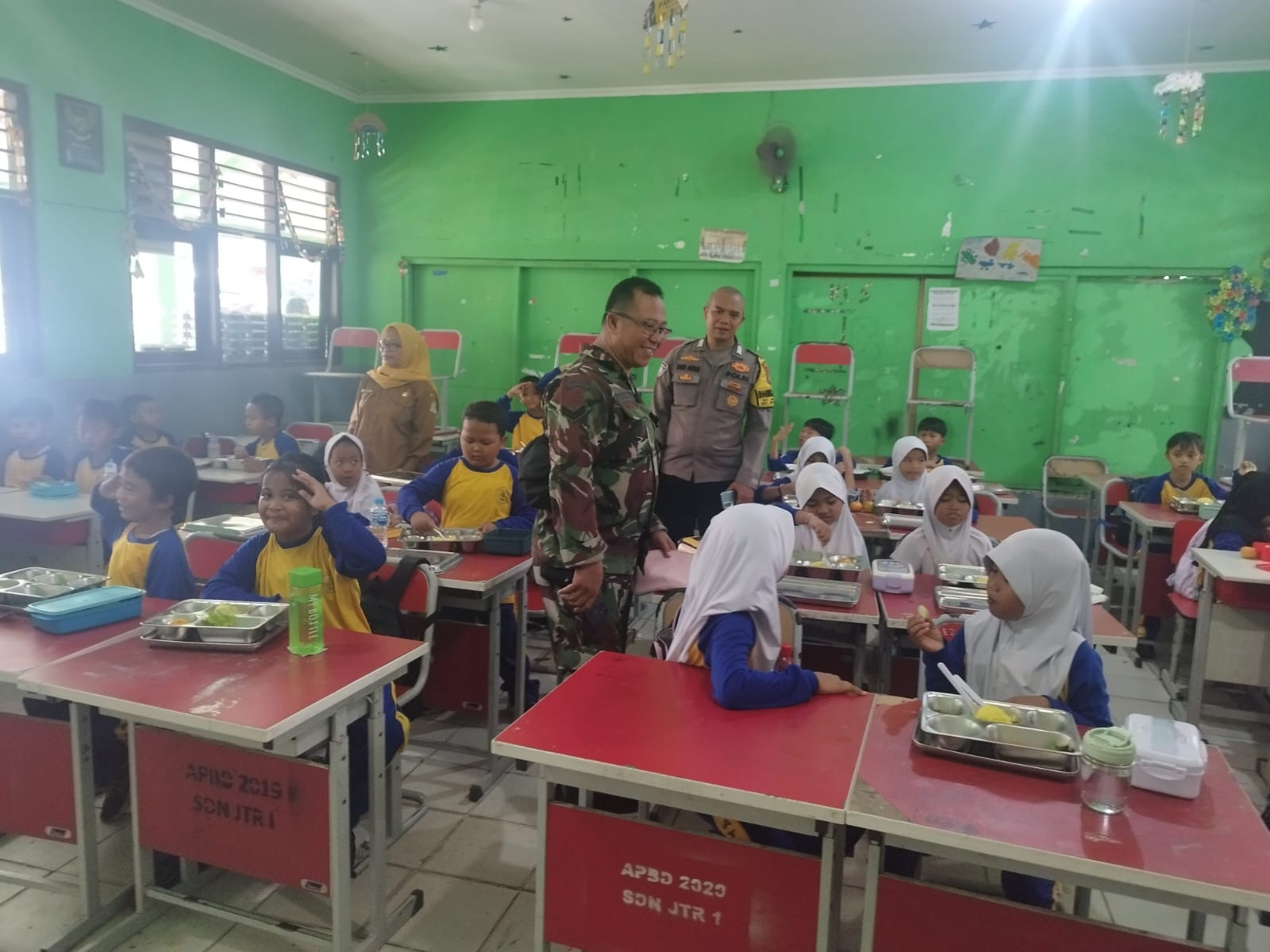 Bhabinkamtibmas Jatirangga Memantau Penyaluran Makan Bergizi Gratis Ponpes Miftahul Jannah