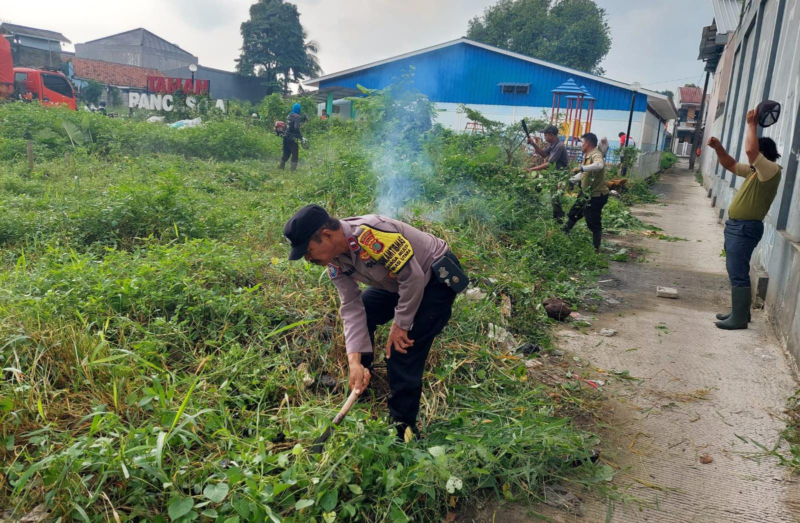 Tiga Pilar Bekasi Utara Kompak Bersihkan Taman Pancasila Peringati Hari Peduli Sampah Nasional