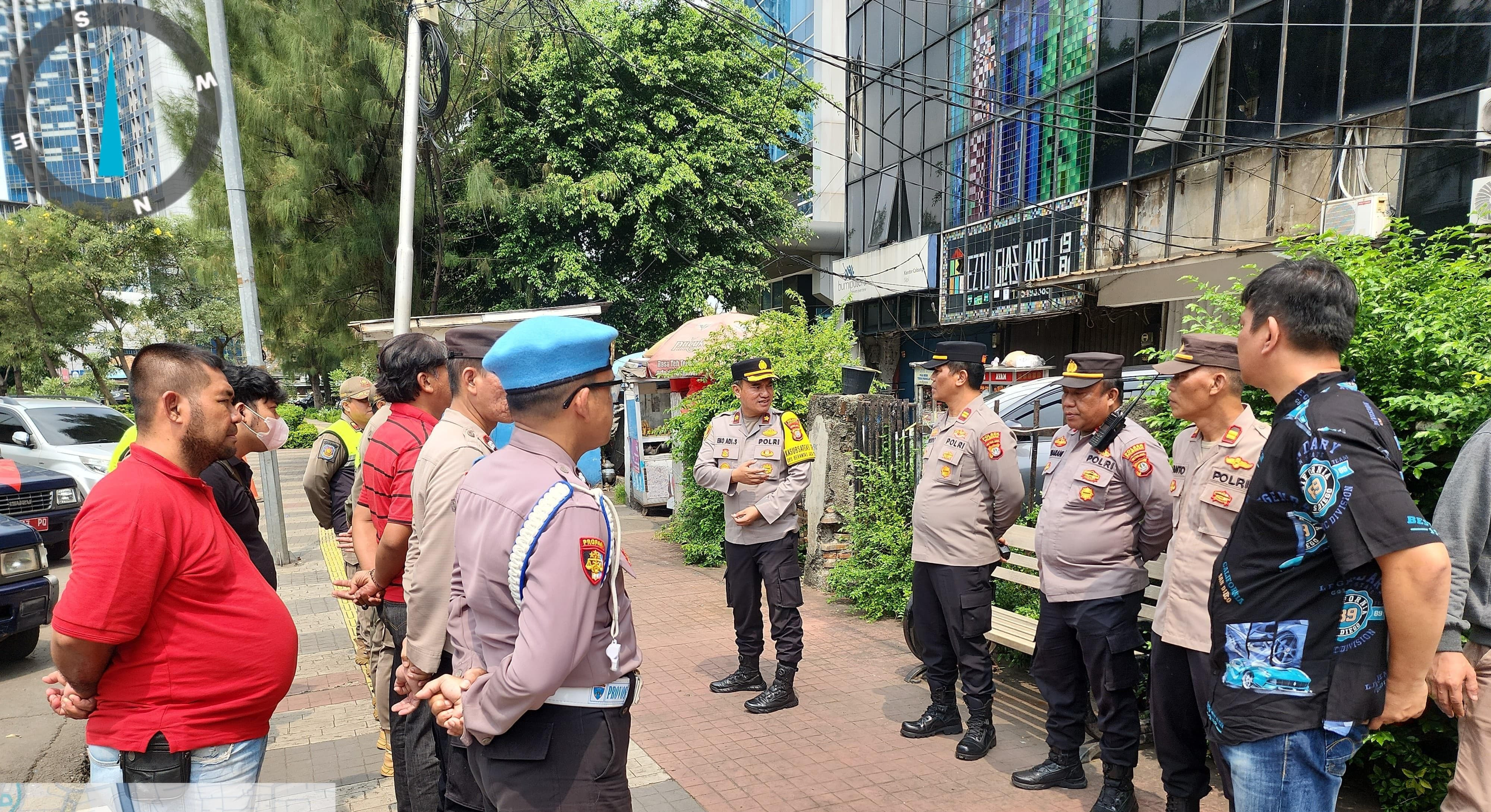 Polsek Palmerah dan 3 Pilar Tertibkan Atribut Ormas di Wilayah Palmerah Jakarta Barat