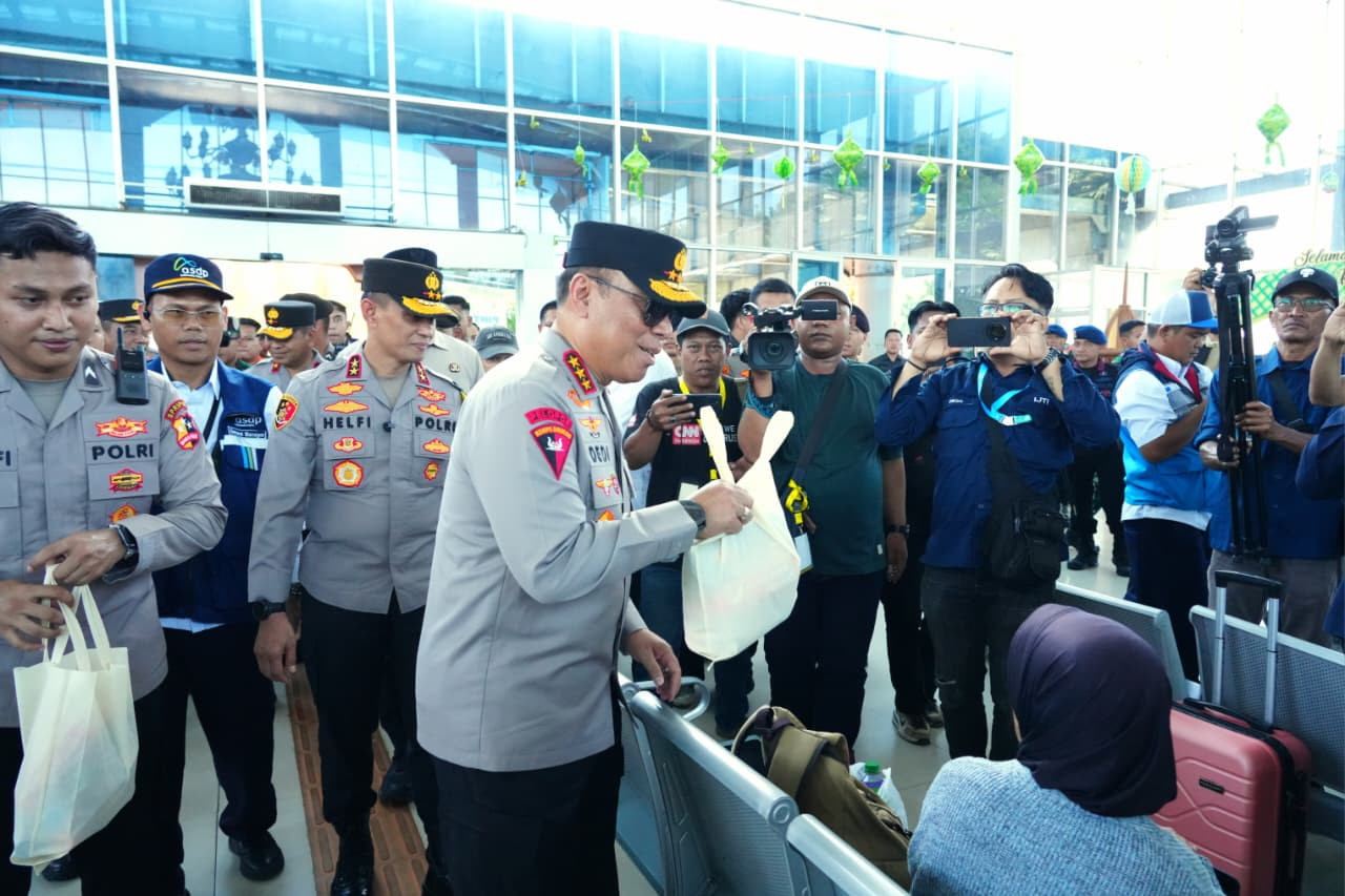 Wakapolri Tinjau Udara Arus Mudik, Pastikan Penyeberangan Merak–Bakauheni Terkendali