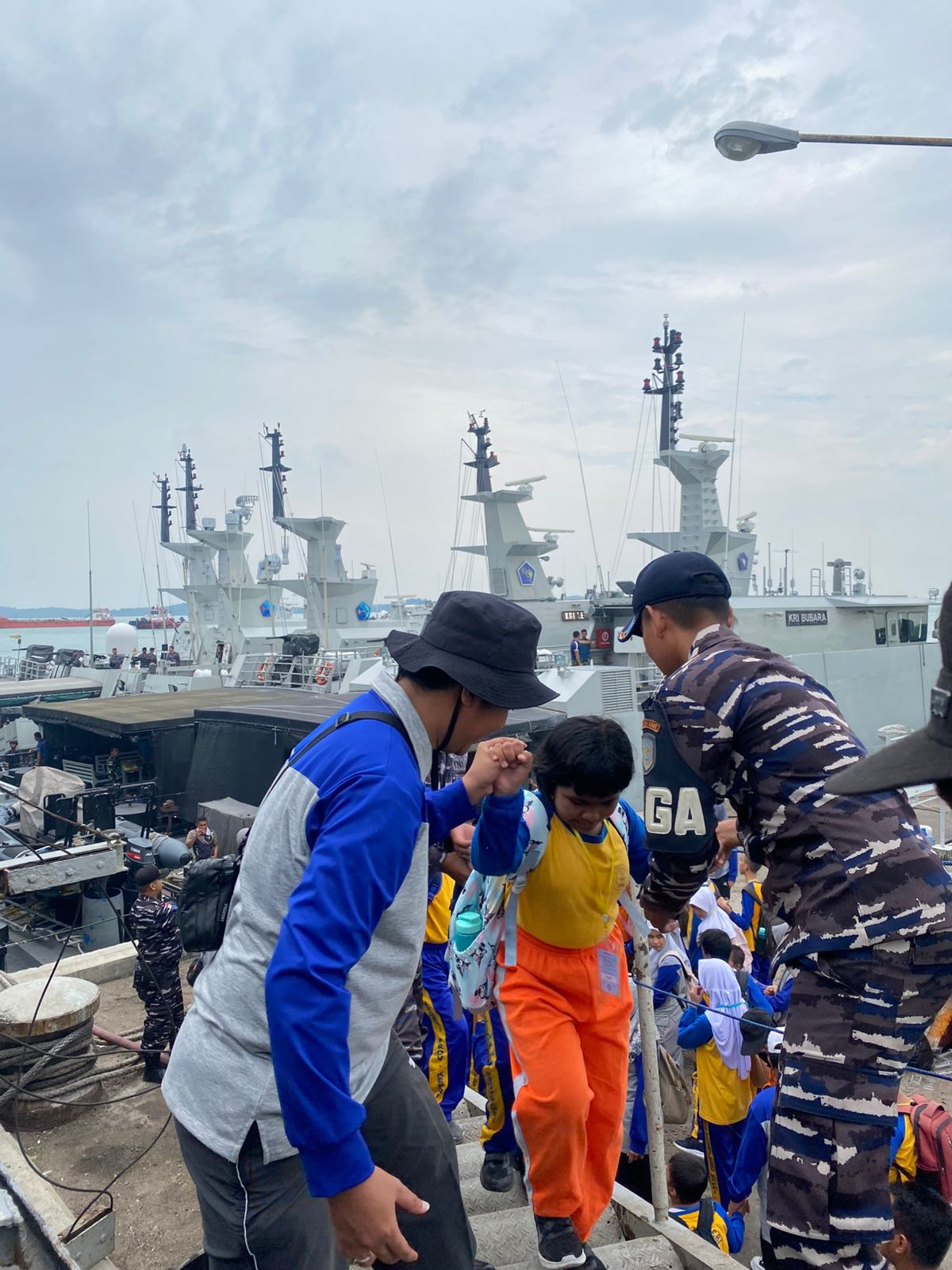 KRI Teluk Amboina-503 Berikan Motivasi Belajar dan Kecintaan Bahari Kepada Siswa dan Siswi Sekolah Dasar Kepulauan Riau